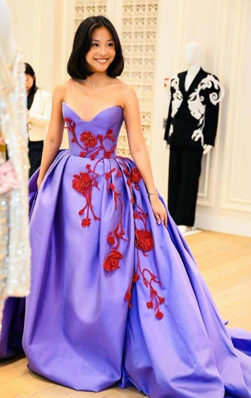 吴君如陈可辛的19岁女儿在巴黎参加名媛舞会，她留着一头齐肩短发，皮肤黝黑，长相好