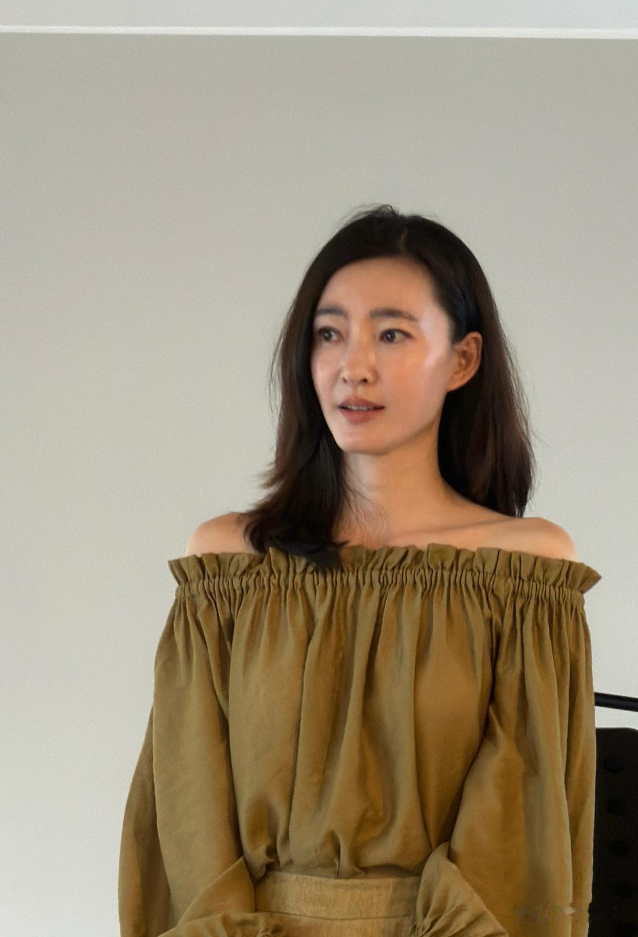 素颜女神王丽坤原生素颜曝光，41岁肌肤状态在线，气质相比同龄女星更为成熟大气，往