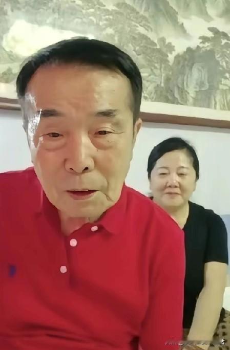 原配没了，情人也没了，现在又找了一个老伴安度夕阳红。何庆魁最近经常直播，有网友