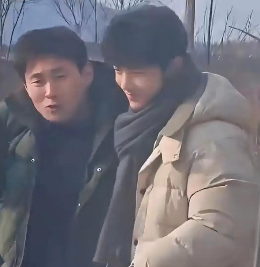 狂粉搬家蹲剧组锦州片场来了批特殊群演。有人辞掉上海工作，有人退了北京租房，