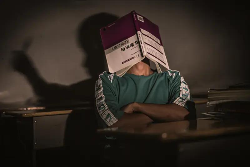 天气这么冷，也比不上一名男生家长带给我的伤害。教师，特别是敬业的老师，管理违纪