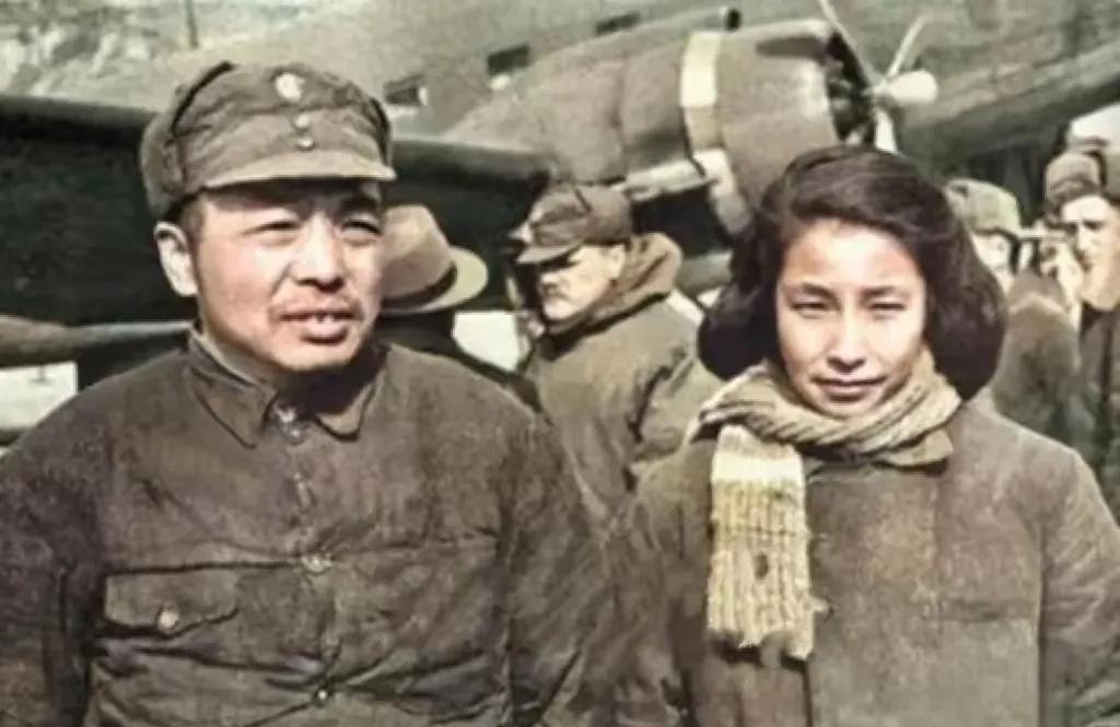 1945年，这张老照片震撼了时光！彭大将军，非演员演绎，真容尽显，身着八路军军装