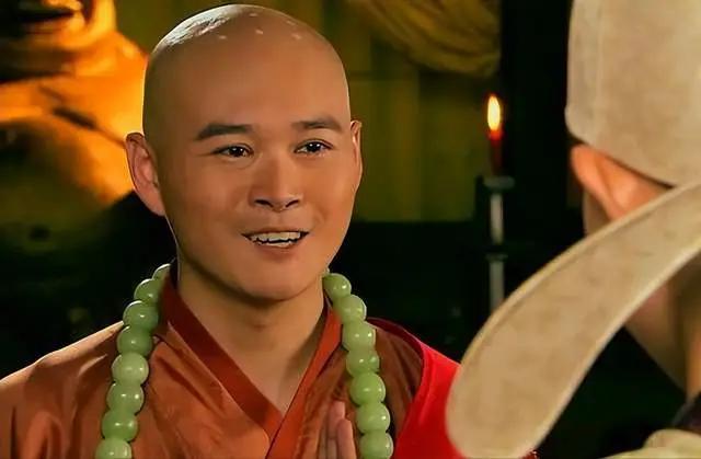 脸上中了一箭，箭头嵌进骨头里。第一个医生说拔不出来，他把医生杀了。第二个说能拔但