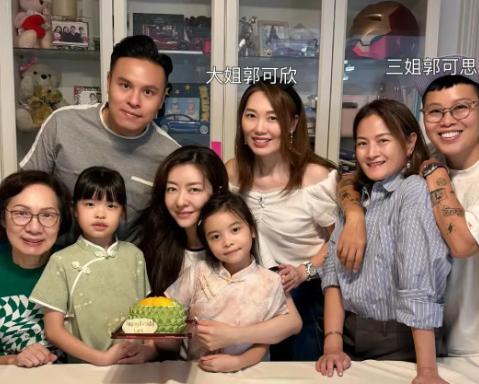 45岁熊黛林庆生晒全家福！不仅郭可颂、女儿在，大姑姐和三姑姐也来到了现场，一家