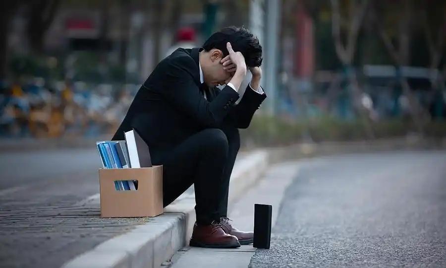☁今天是我失业的第15天，开着车漫无目的地转悠，在停车场耗了一上午，抽了