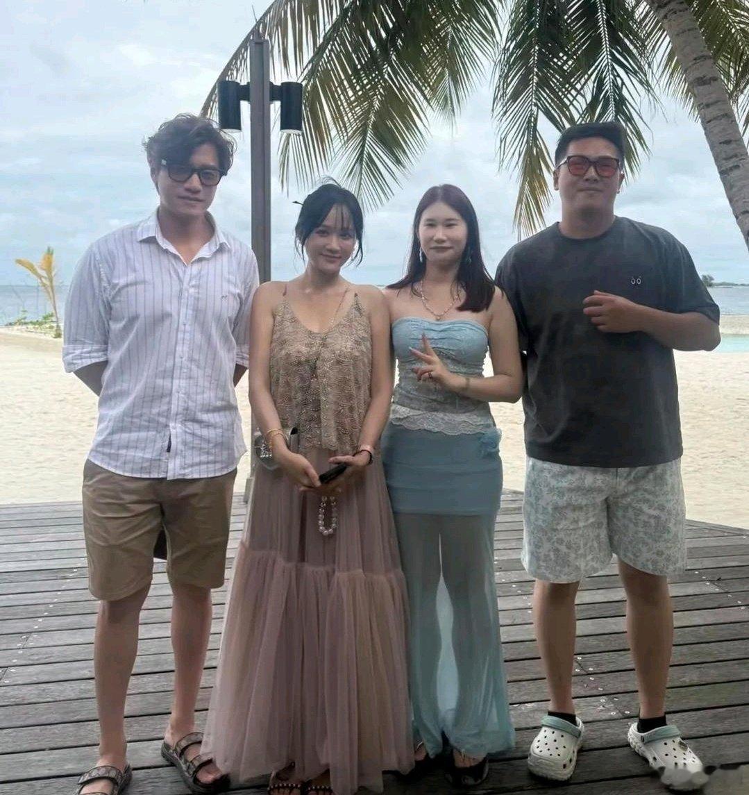 47岁陈乔恩和老公艾伦现身马尔代夫一起度假。她穿了一条吊带纱裙，颜值在线，整个人状态看着特别好！​