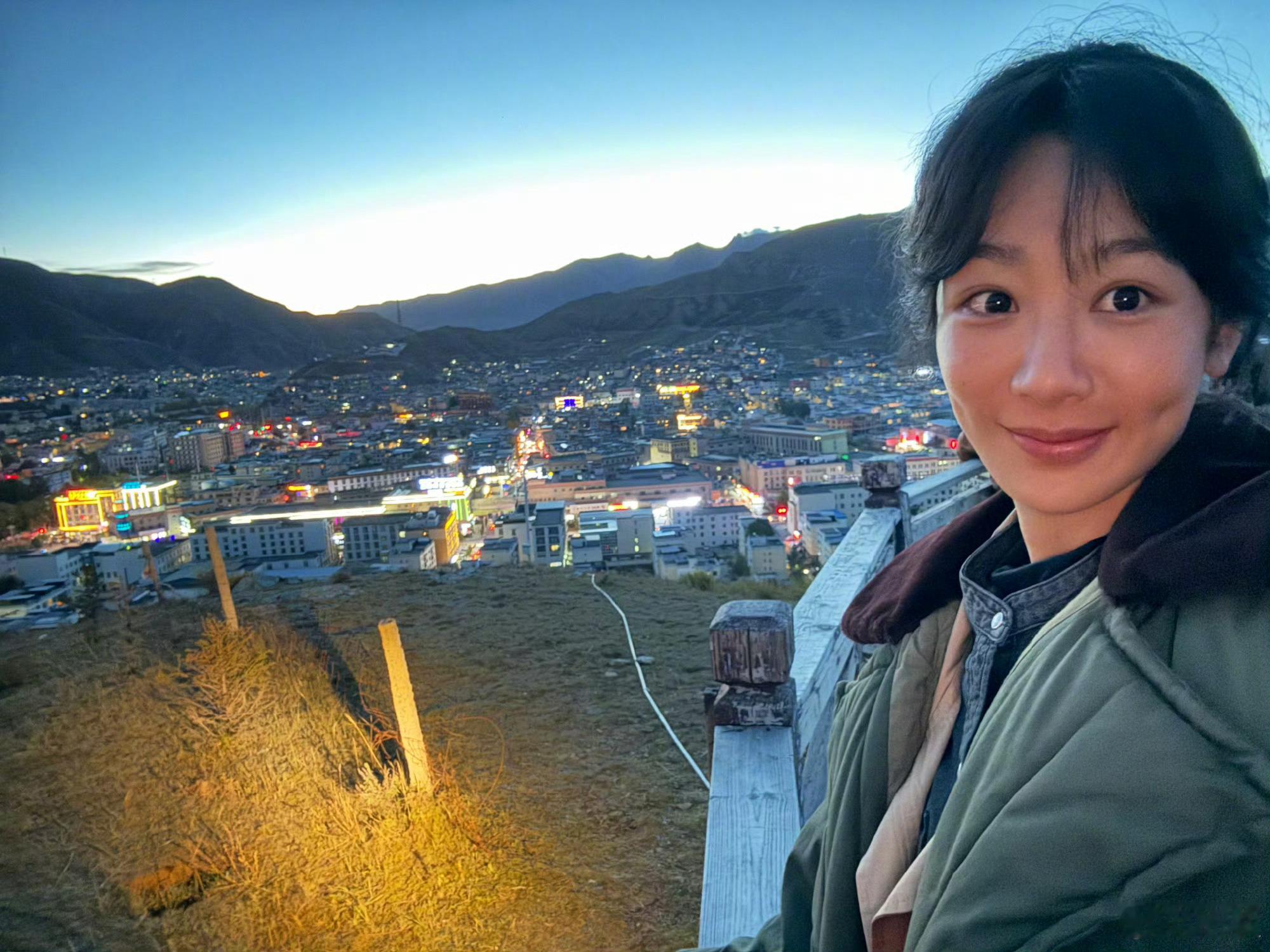 杨紫生日快乐小白菊杨紫为白菊庆生杨紫发文为白菊庆生，生日快乐小白菊杨紫