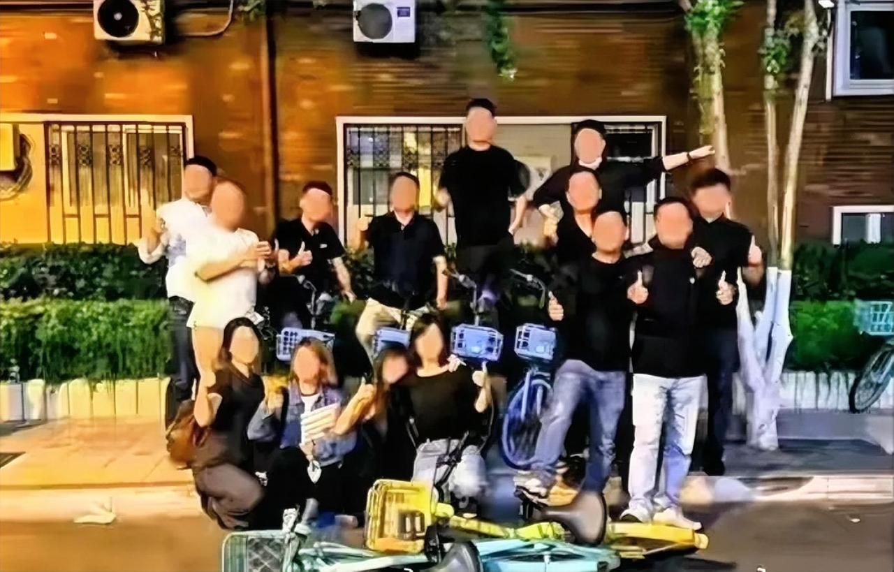 哈啰员工拉踩友商单车，简直就是无理取闹十几个哈啰员工，有的站着有的蹲着，脚踩
