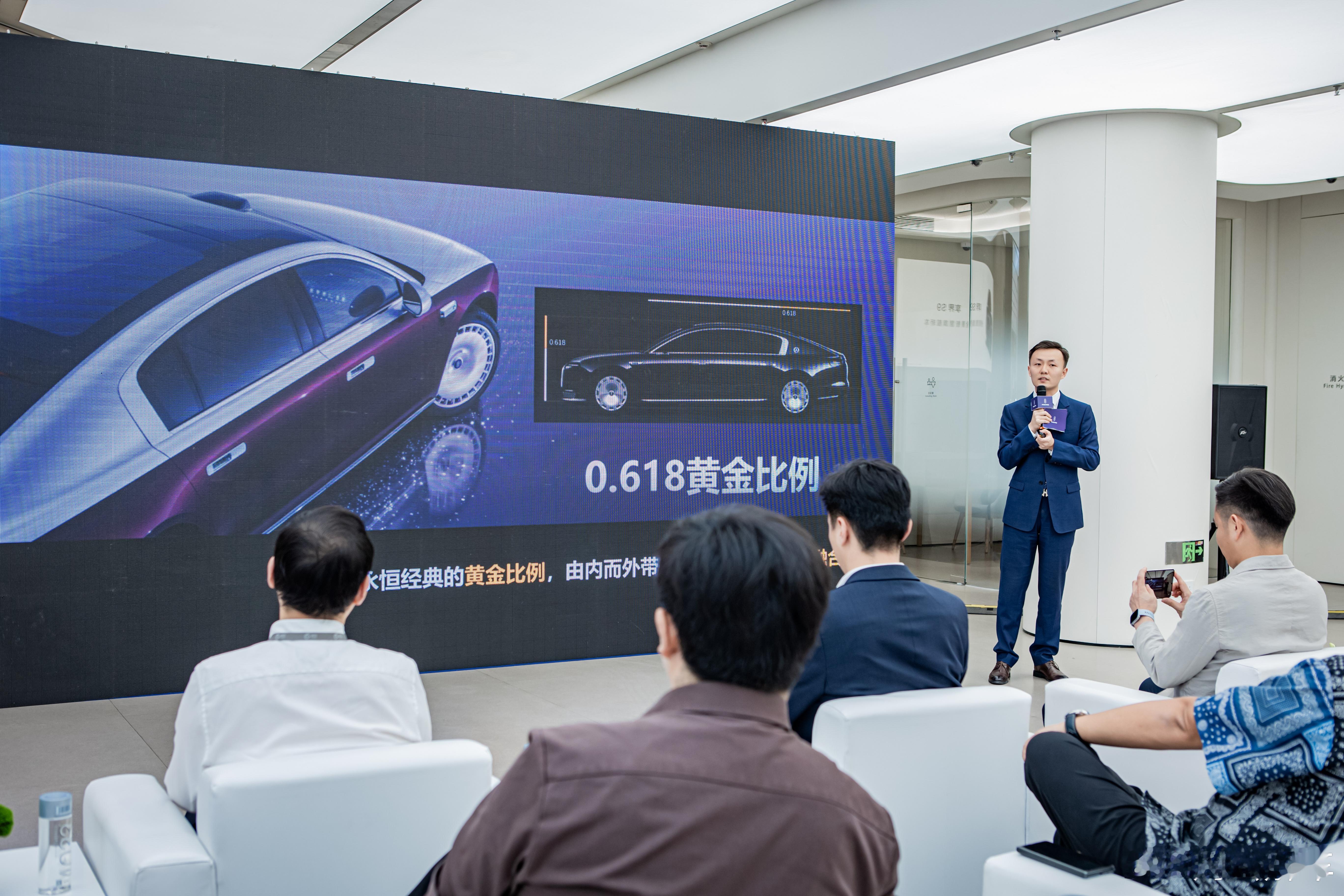 2025年5月31日，百年商圈的鎏金岁月遇见时代旗舰座驾，鸿蒙智行尊界S800在