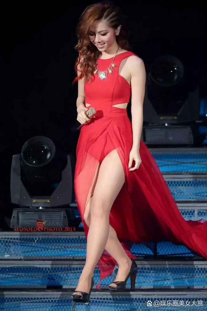 邓紫棋的腿部线条紧致又有力量感，健康又性感，这种肉肉腿真的超有魅力。