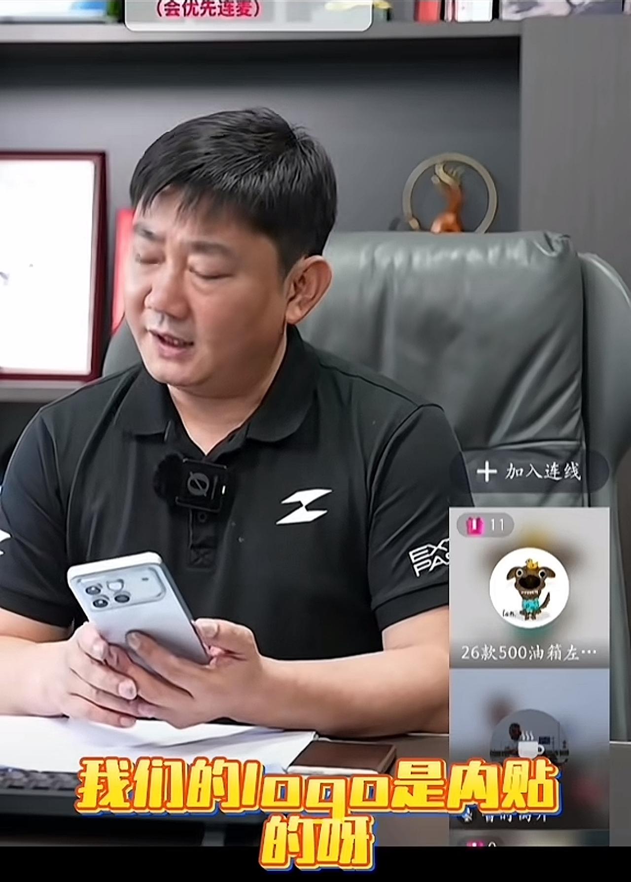 把张雪机车logo撕下来车漆掉了。用户把油箱上的logo撕了，底漆跟着掉了。