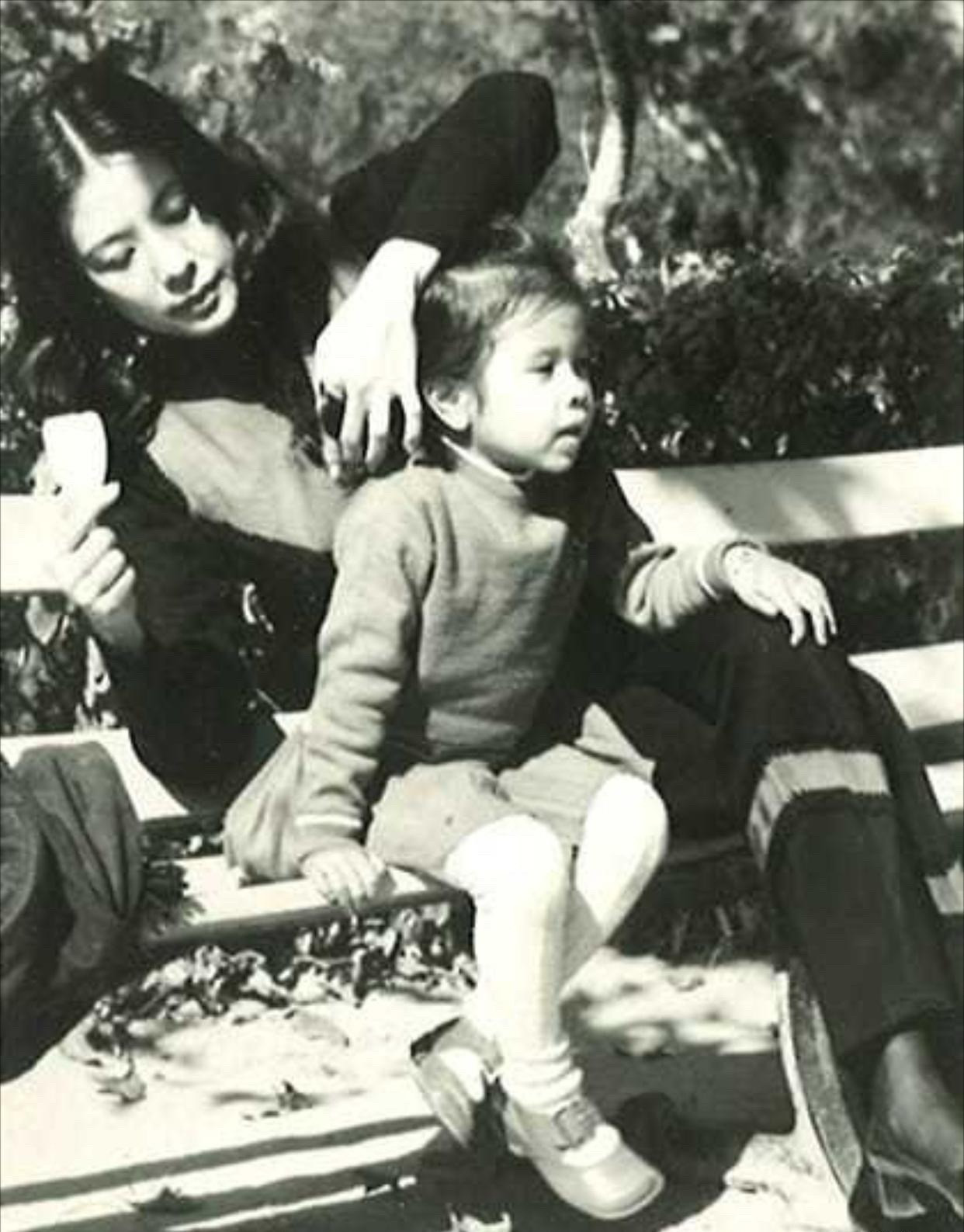 这是莫文蔚和妈妈的老照片，莫母不愧是旧时光的美人。莫母叫莫何敏仪，是香港第一代电