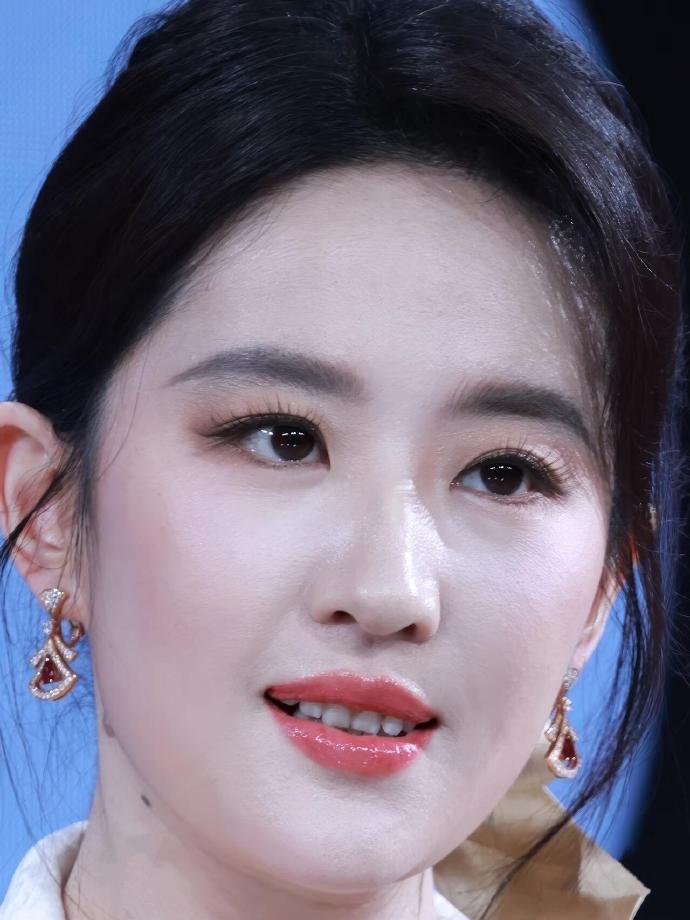 这才是现实里看到的刘亦菲​​​