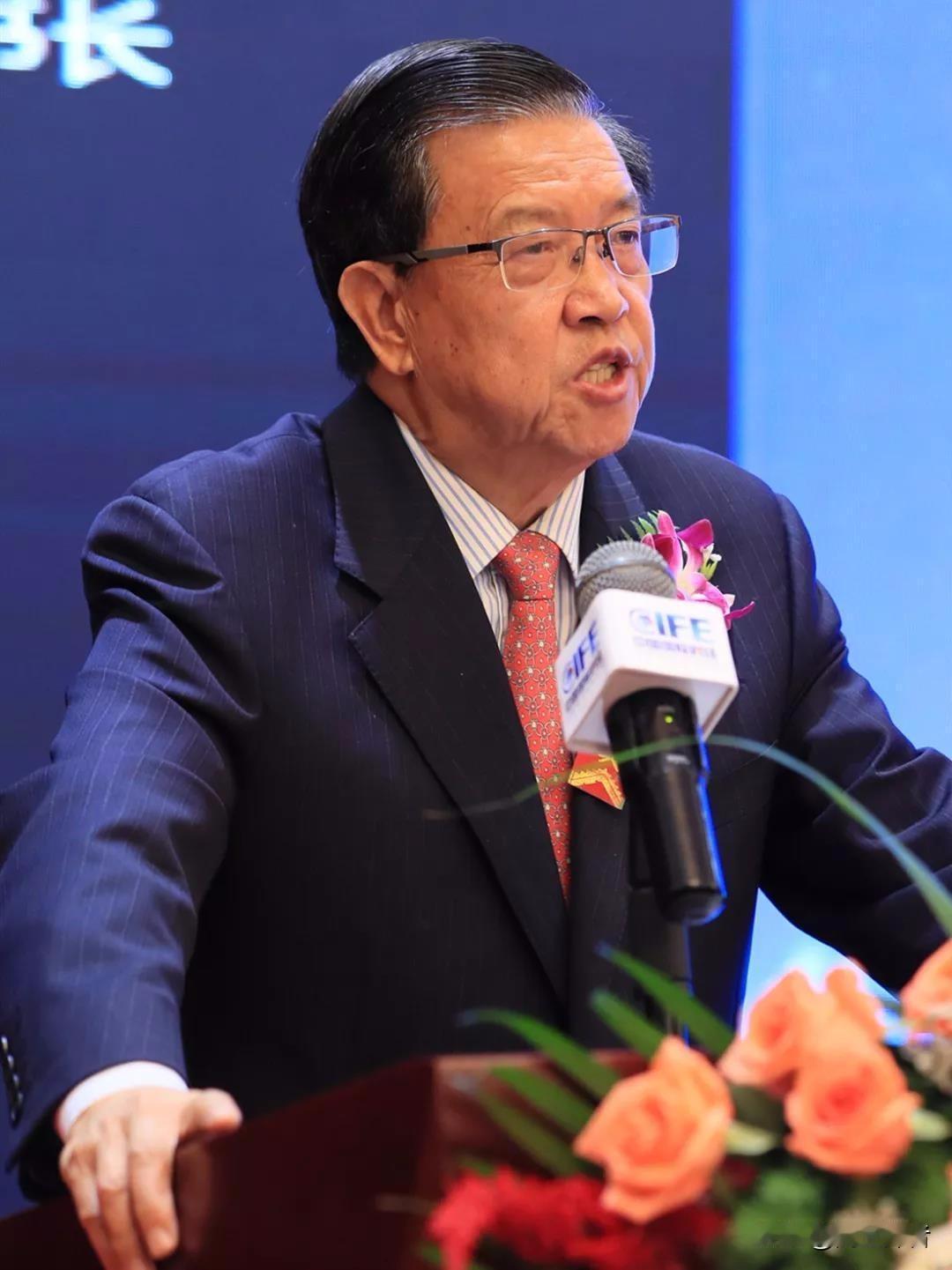 龙永图的大国崛起三问直接戳破中国已经崛起的假象。龙永图：要判断中国已经崛起，