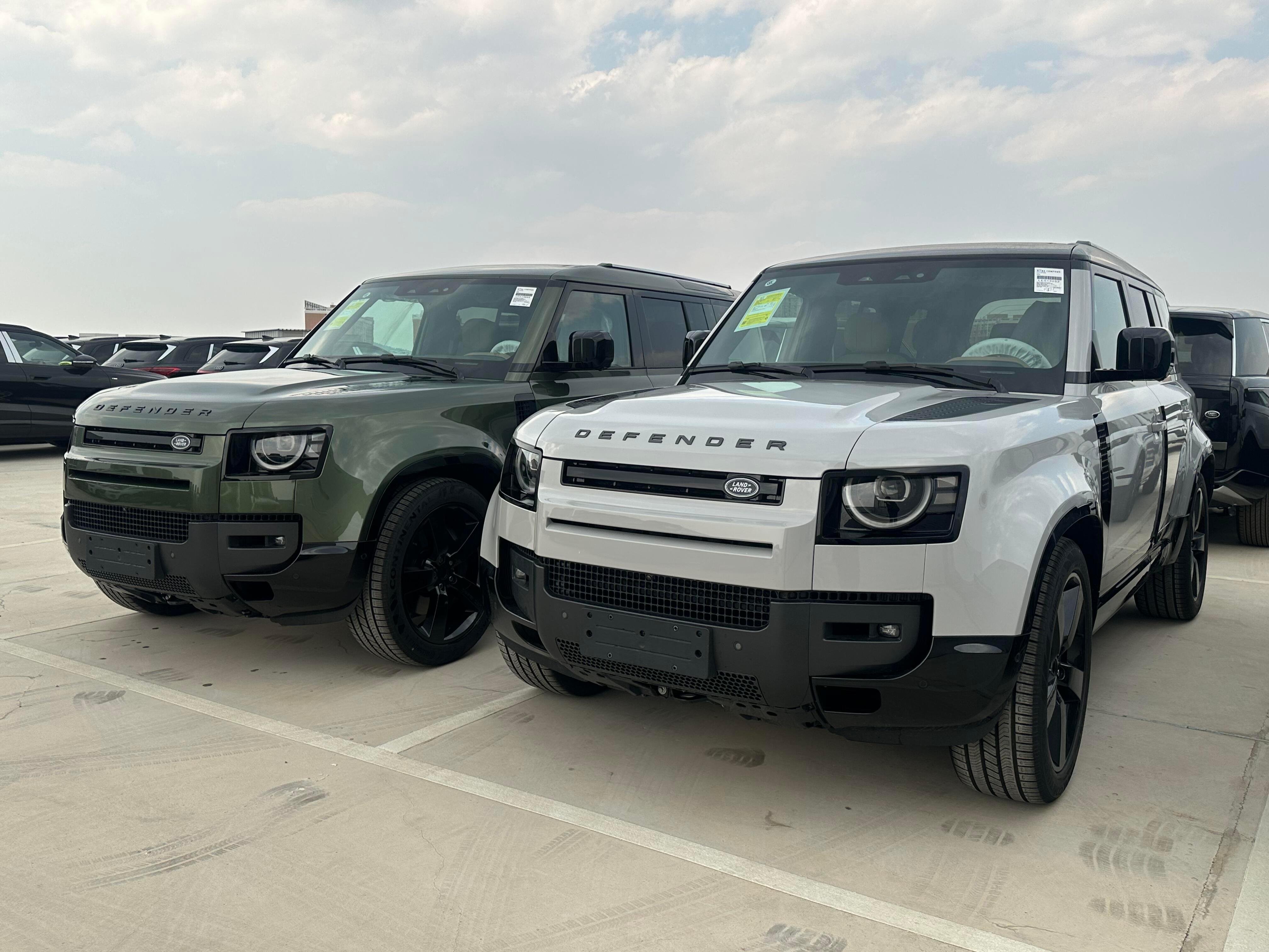 26款的路虎卫士增加了好几个颜色，牧野绿or矿韵灰，你会选哪个？