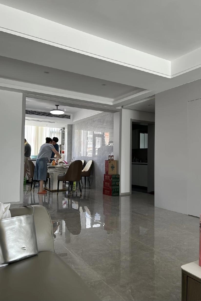 上周回老家看我妈，我姐也回去了。我妈跟着我弟过，我是老大。中午吃饭，妈高兴，