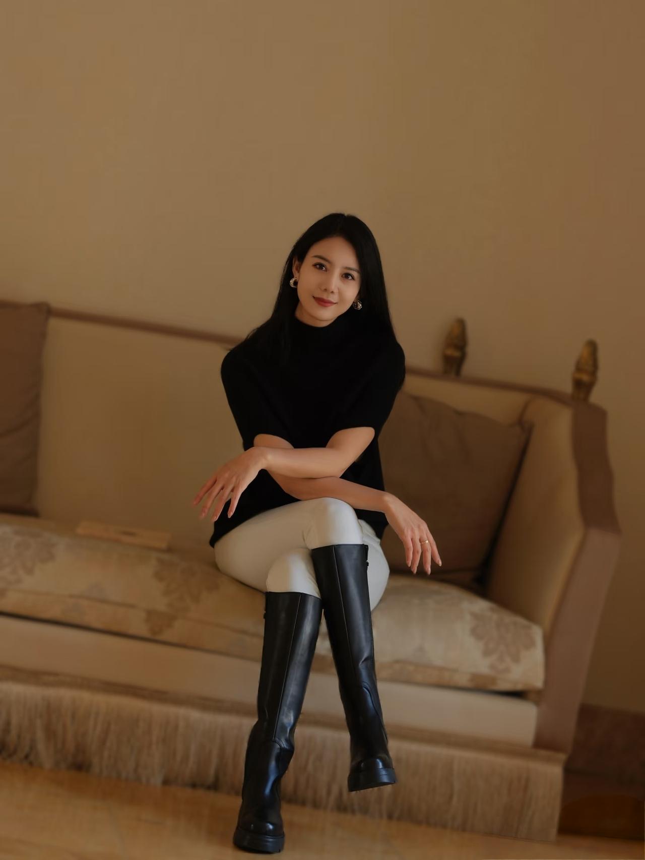 你认为最有气质的美女是谁淡淡的妆容，优雅的黑色长发，修身的牛仔裤搭配高筒靴，非常