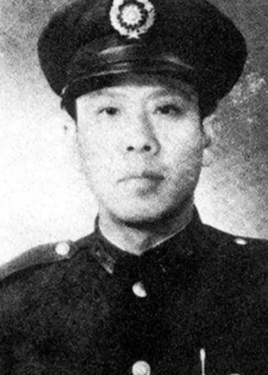 1948年11月，黄百韬战死后，留存遗物中有一张特殊的通行证，据说国军将领见到后