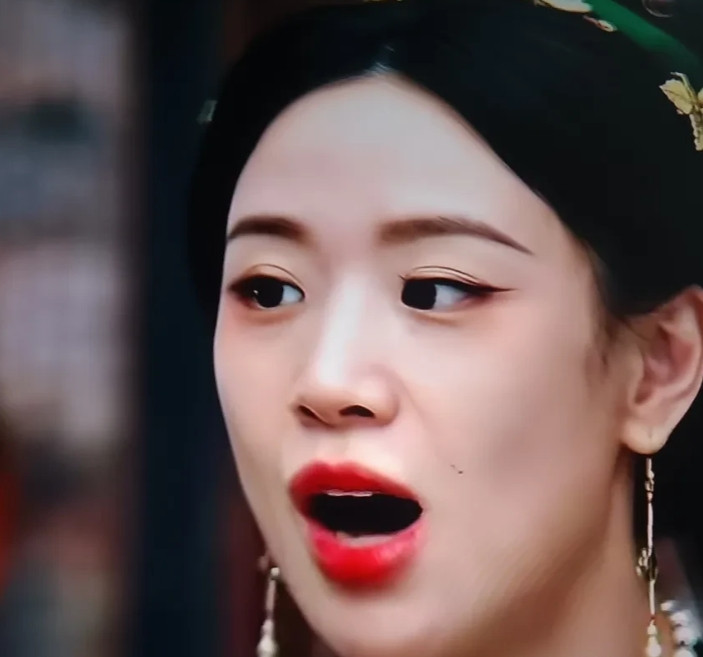 她演的很到位，眼神、表情、气质，看的心里面真的是豪爽。有谁知道她的名字呢？你
