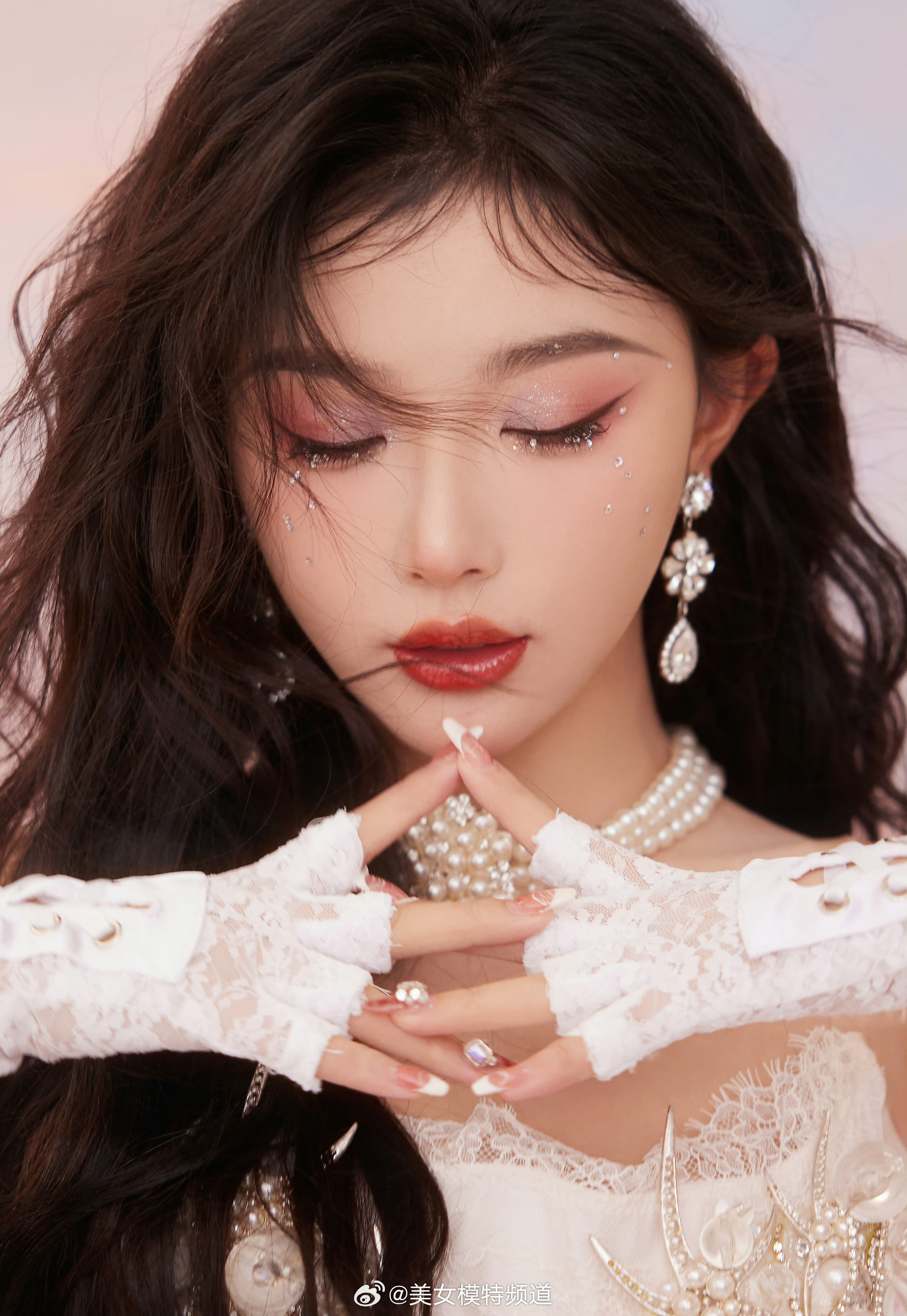 孔雪儿白色蕾丝裙流光溢彩