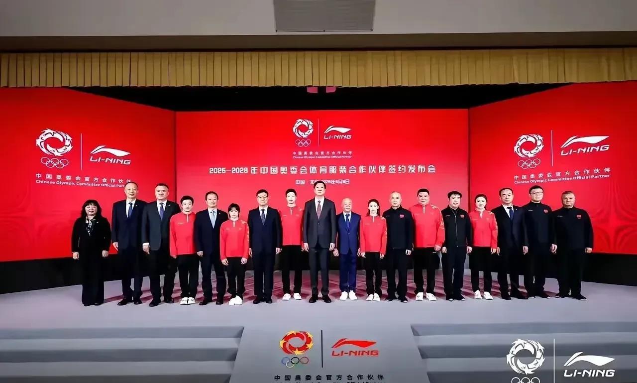 全红婵这心理素质简直是“泰山崩于前而色不变”。最近某体育品牌签约会上，大合照里李