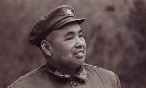 1955年，许世友因不满授衔结果，独自在家喝闷酒，周总理听闻消息打来电话，仅用一