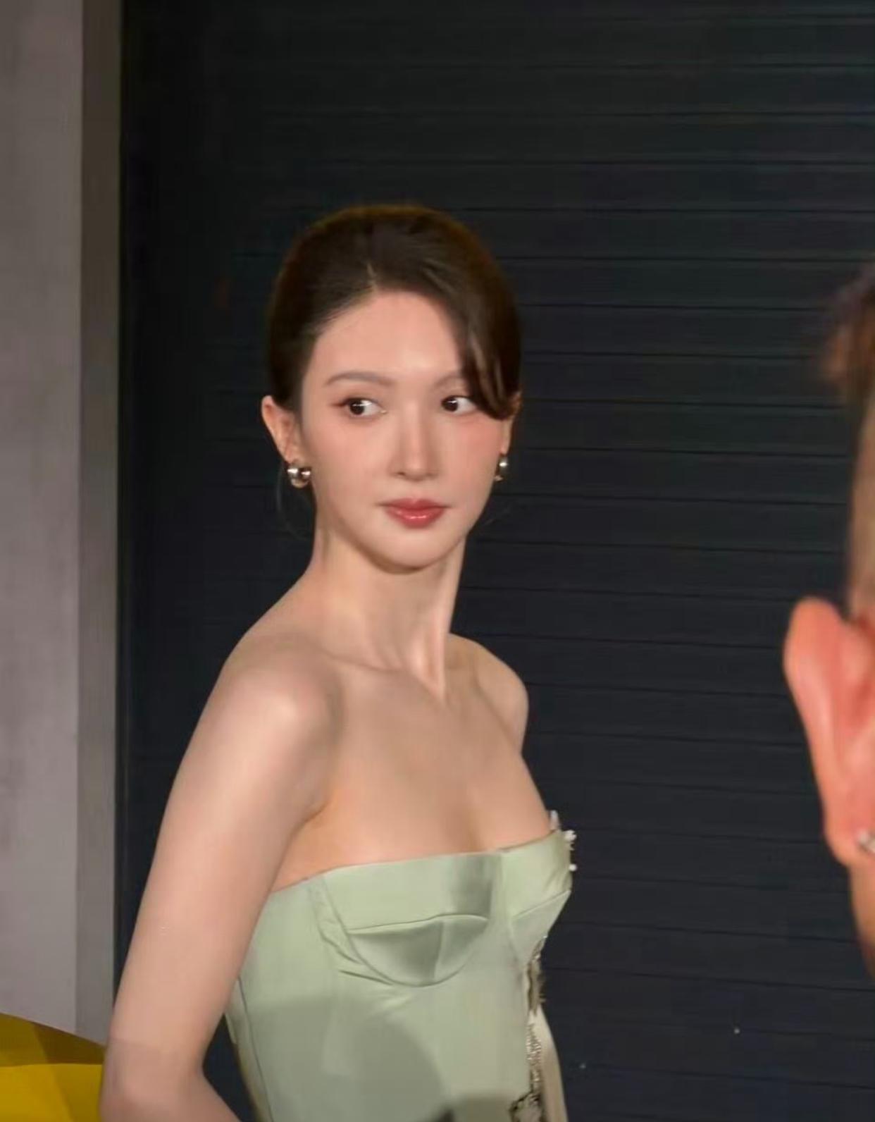 金晨发文道歉了，听她这口气，这完全就是被坑了啊！去年那场车祸，她为了躲小狗