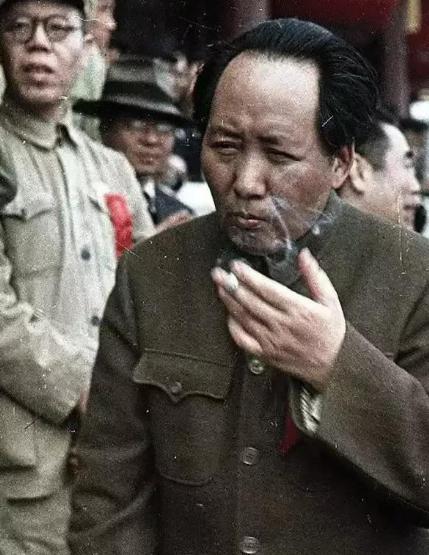 毛主席博物馆抽烟，陈毅提醒：这里禁止吸烟。主席赶紧吸了两口烟，说了四个字大家哈哈