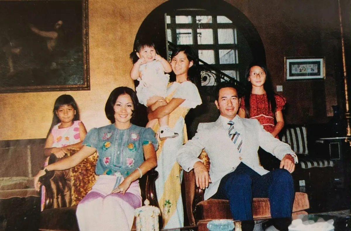 赌王和二太蓝琼缨一家早年全家福！那时候何猷龙还没出生，赌王还很年轻！何超琼出生的
