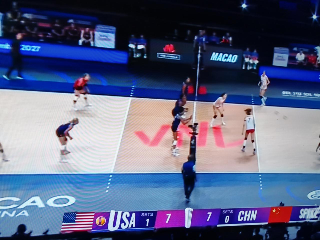 世界女排联赛总决赛，中国女排对阵美国女排，第一局中国女排15：25失利，第一局中