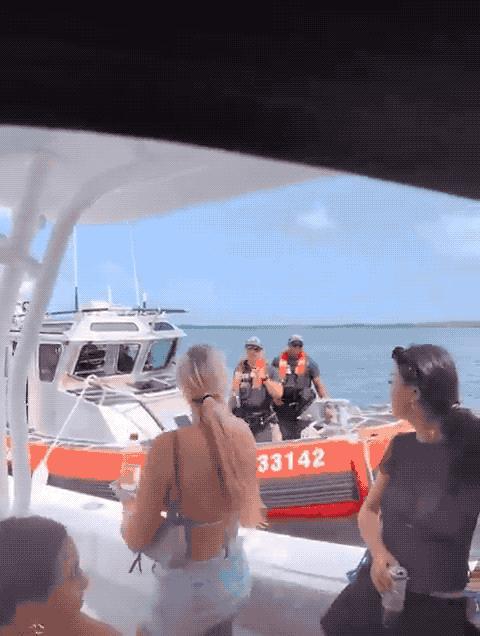 实拍美国性骚扰式执法：看到一船比基尼美女就上去检查，就为了看人家身材？一段近日在