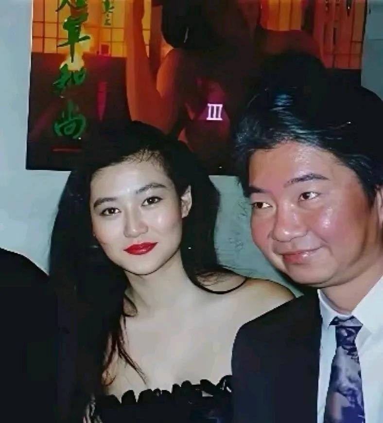 1991年，18岁的陈宝莲与49岁蔡澜的合影照片，两人后面是陈宝莲主演的电影海报