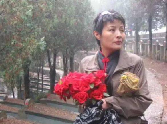 1984年，老山前线，17岁的战士赵勇，对18岁的女医务兵谢楠说到：“姐，你看能