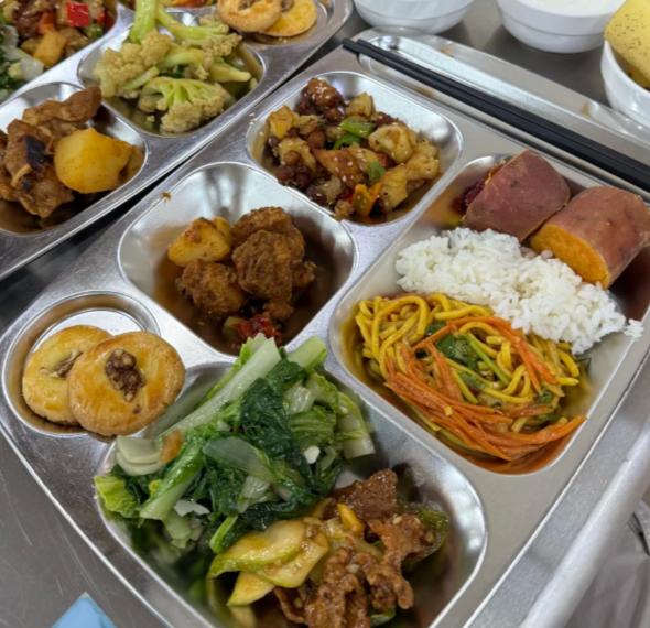 老家村支书昨天在群里发消息：下个月起，村里要办“一村一食堂”，每餐只收3-5块钱