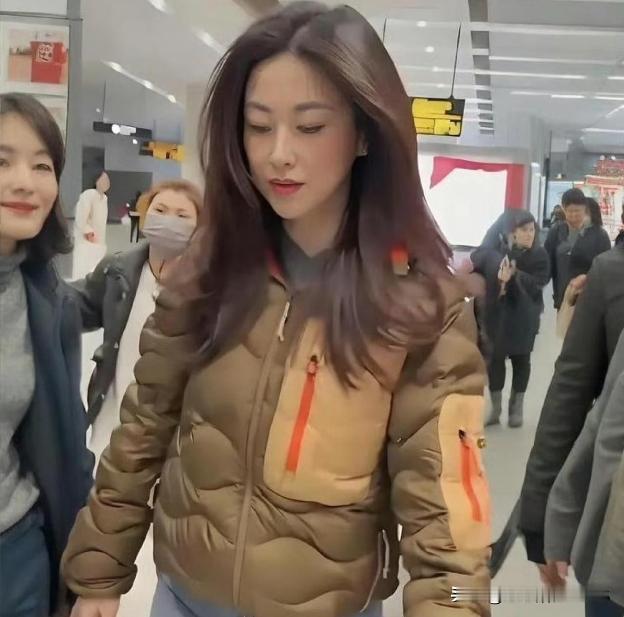 朱珠近期带火了一款羽绒服，然而普通人穿上，却常被调侃像“米其林轮胎”。这差异