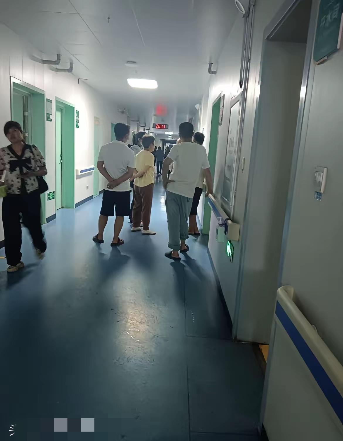 人还没死，就不治了，我朋友老公喝醉酒骑着摩托车从大桥上摔下去了，放弃治疗了，是朋