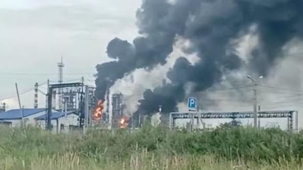 中国出手了！莫斯科前线的重型装备正因为燃油吃紧面临趴窝风险，普京看着国内炼油设施