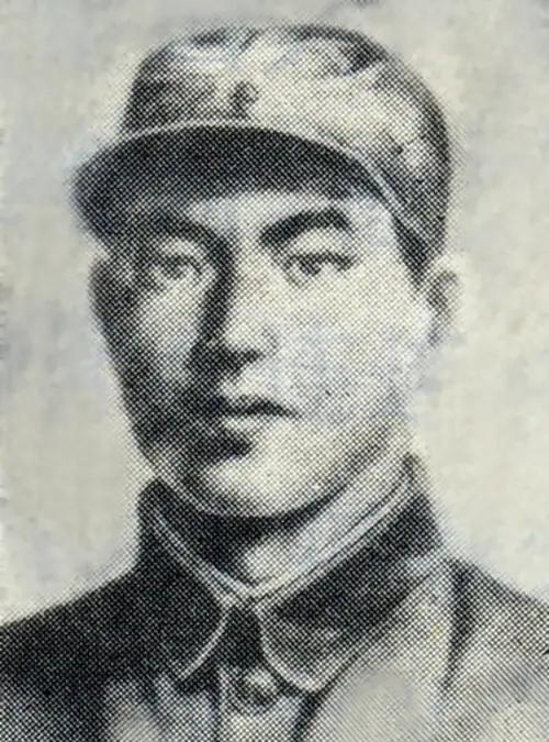 1944年，八路军战士曹世范执行完任务后，前往一位村长家中借宿，对方备下丰盛饭菜