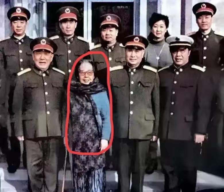 1999年，几位将军专程探望时年83岁的贺龙元帅夫人薛明同志。照片中的薛明老人虽