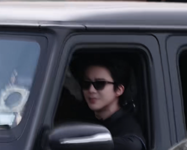 刘宇宁在新西兰出行是一辆豪华大G不过这辆车与他的身高气质还是很匹配的刘宇宁真