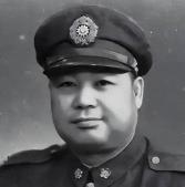 1975年4月，蒋介石病死，在香港的关麟征非常悲痛，带着妻子去吊唁，一下飞机，黄