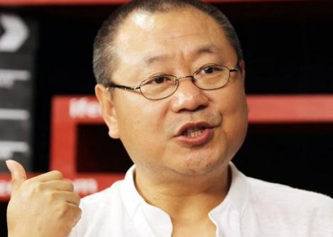 范伟当时的名气远不如赵本山和高秀敏。那会儿《卖拐》刚在全国范围火了起来，范伟凭借