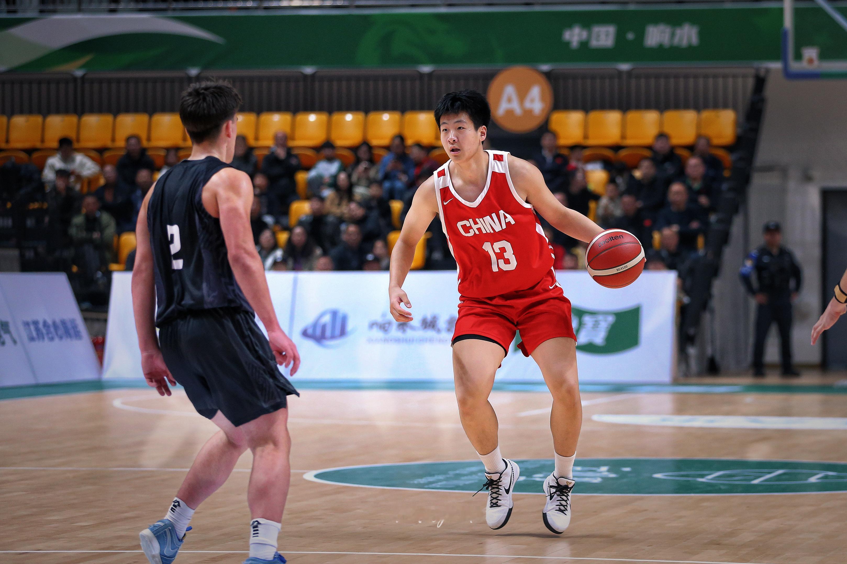 山东队今天官宣的升一队的小孩里，有一个这次亚洲杯U18男篮的队长，4月份的时候热