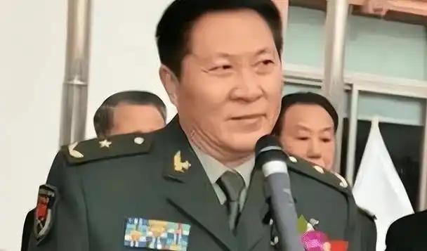 假冒军人15年，骗400万加俩年轻老婆，被捕时呵斥民警：我是少将。   