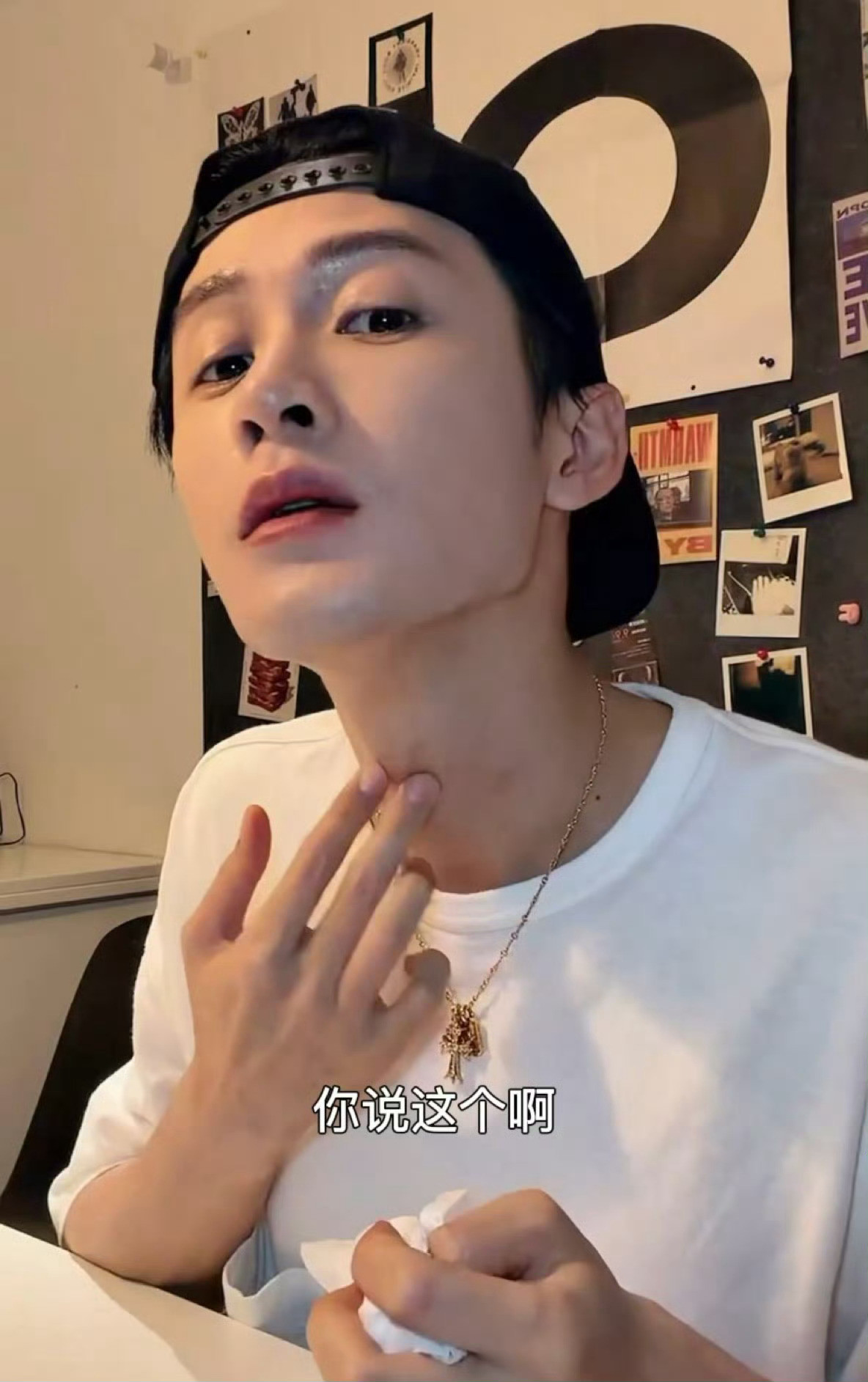 檀健次脖子咋了笑得呀….原来是荨麻疹，这个檀健次求生欲拉满