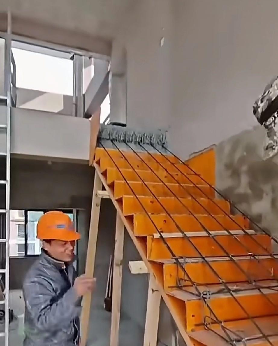 村里老赵给隔壁老李新房支楼梯模，视频刚发出去，评论区就炸锅，说他立杆太稀、木头太