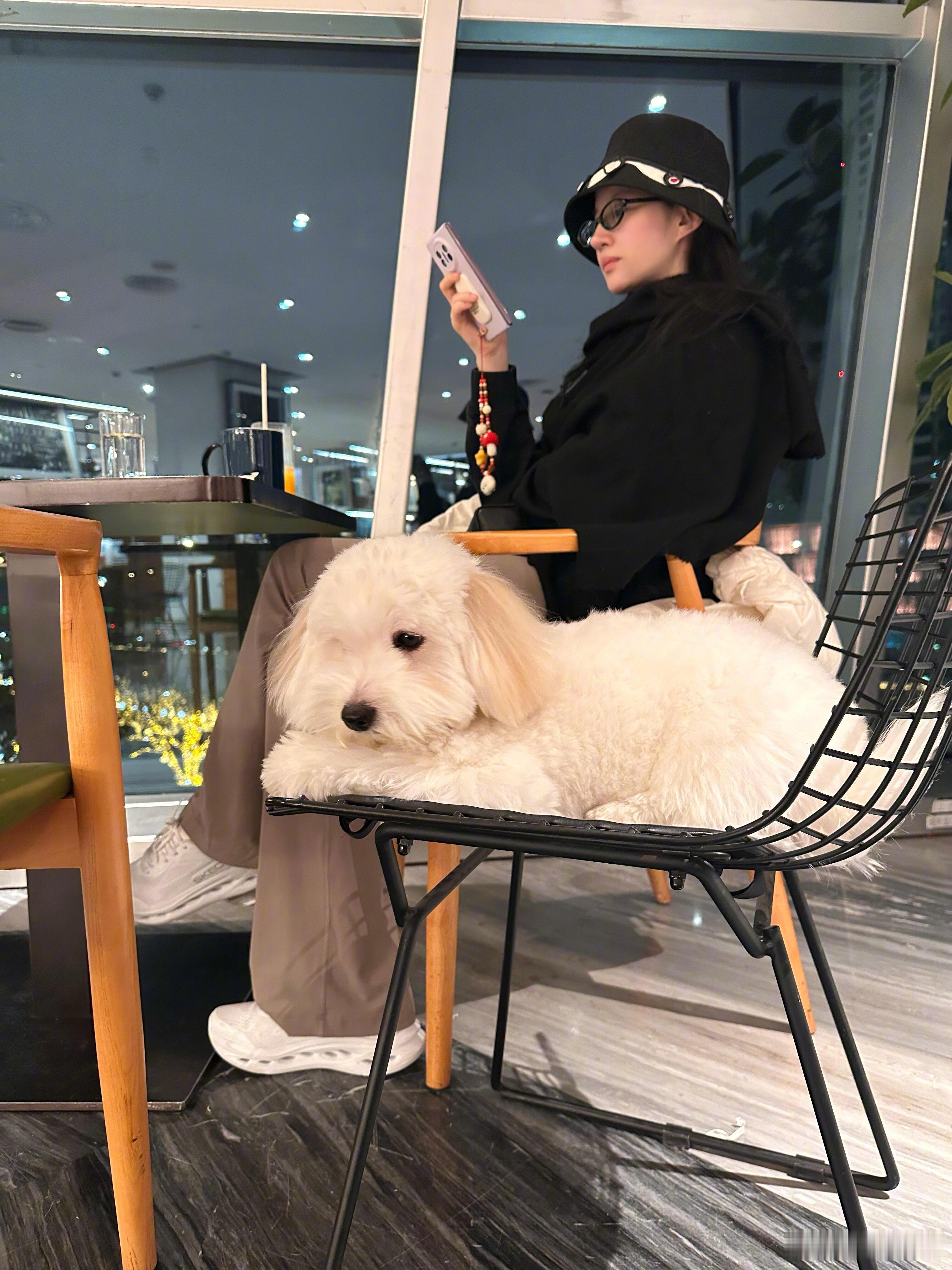 成功女人的背后是自己，刘亦菲一定也为自己着迷吧