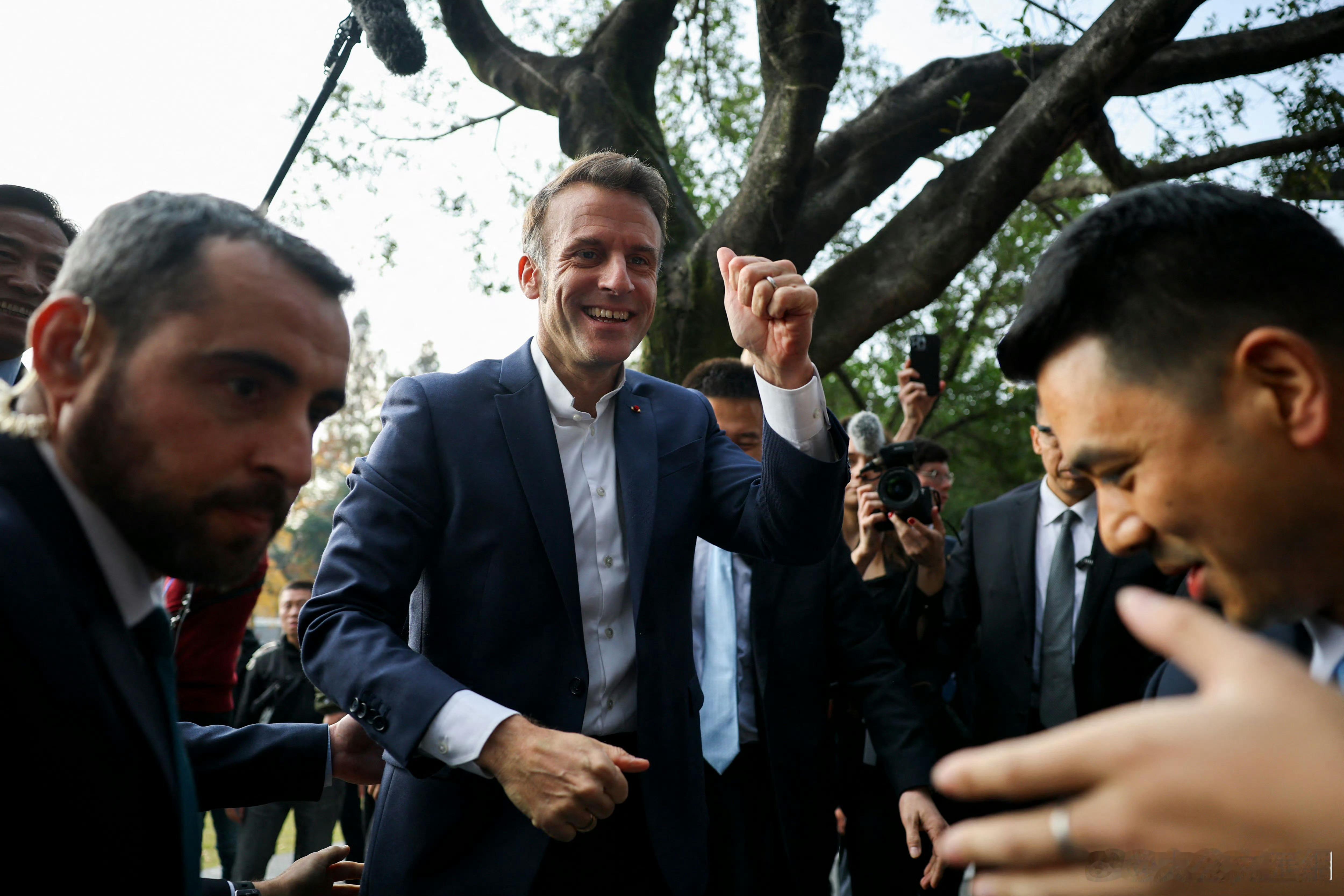 马克龙访问四川大学看图1和2压不住的嘴角啊心想：这才是当总统的感觉