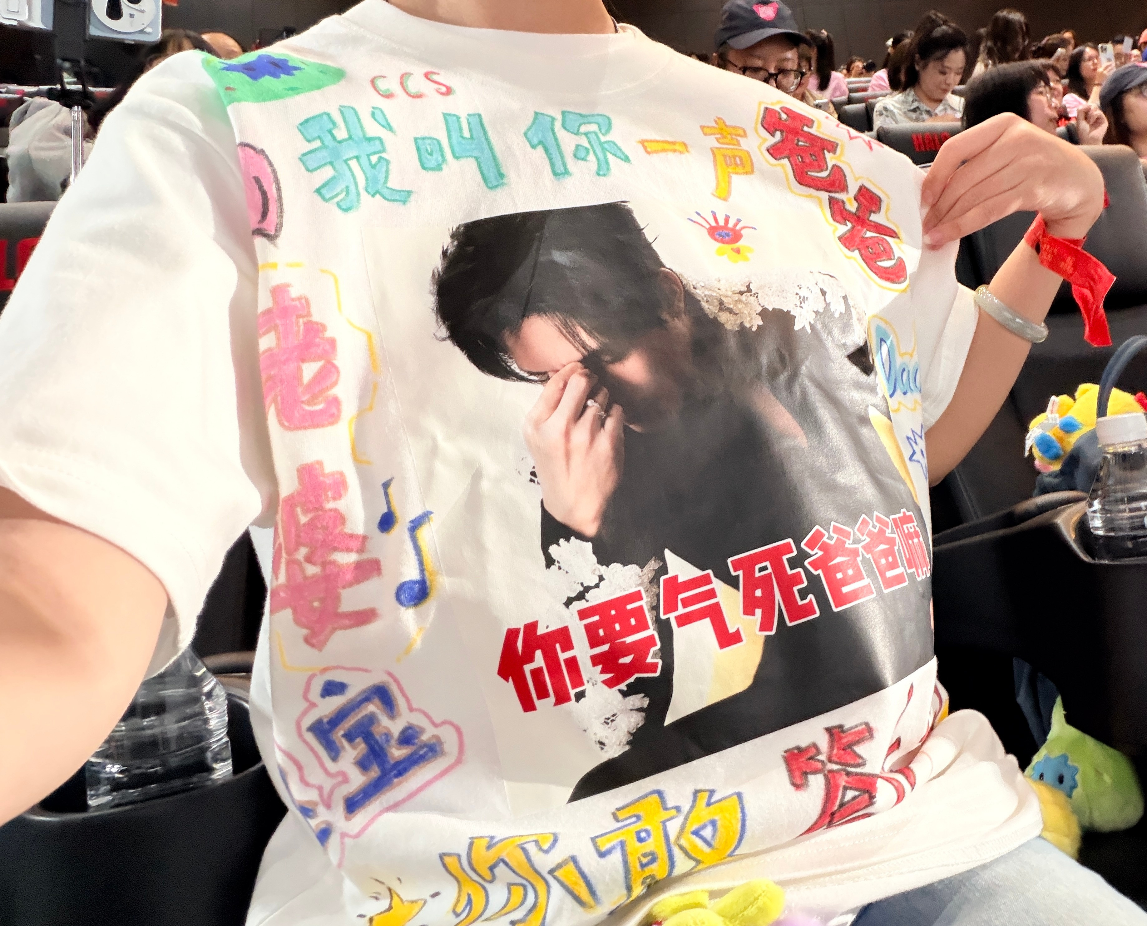 永远会被同担笑4和感动到[比心]家姐为了参加陈楚生专辑签名会，连夜手绘t恤（如图一）“我叫你一声爸爸