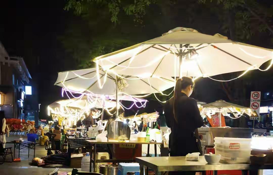 杰克说他现在最怕的事，是太阳落山。以前不怕。来中国住了半个月之后，开始怕了。